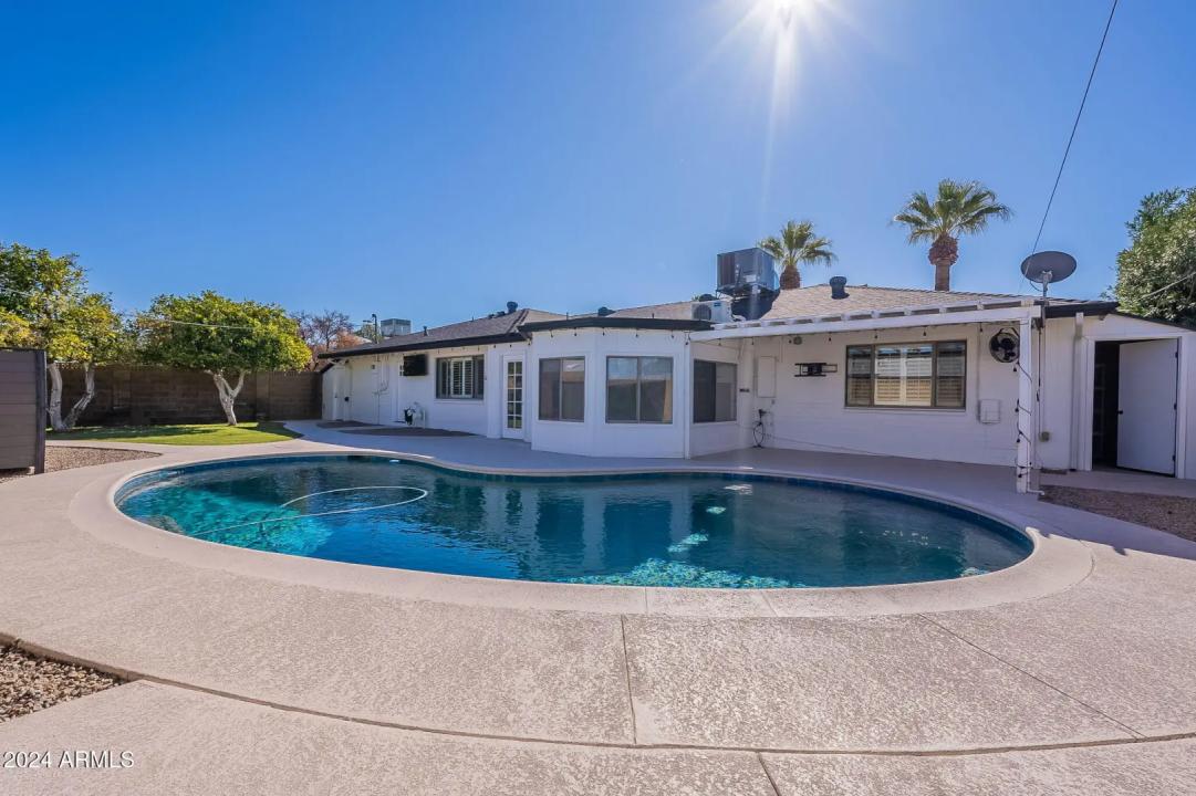 Real Estate Picture 3
