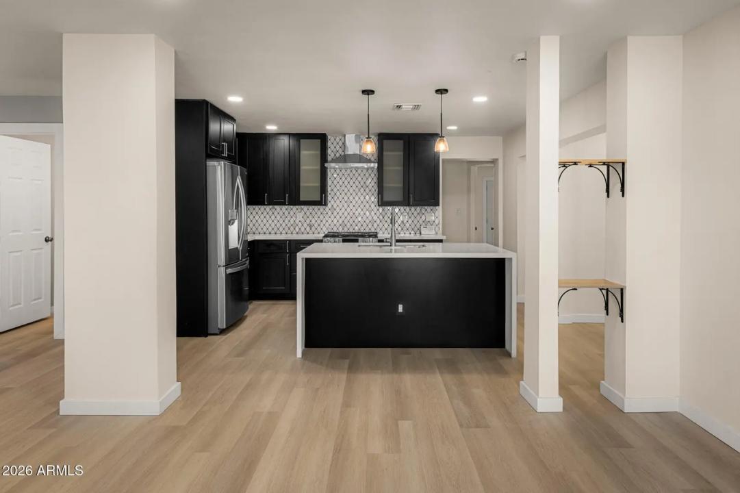 Real Estate Picture 4