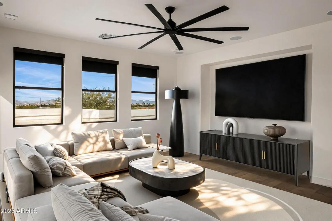 Real Estate Picture 13