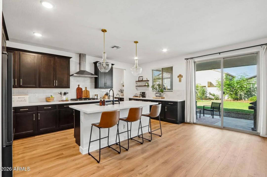 Real Estate Picture 4