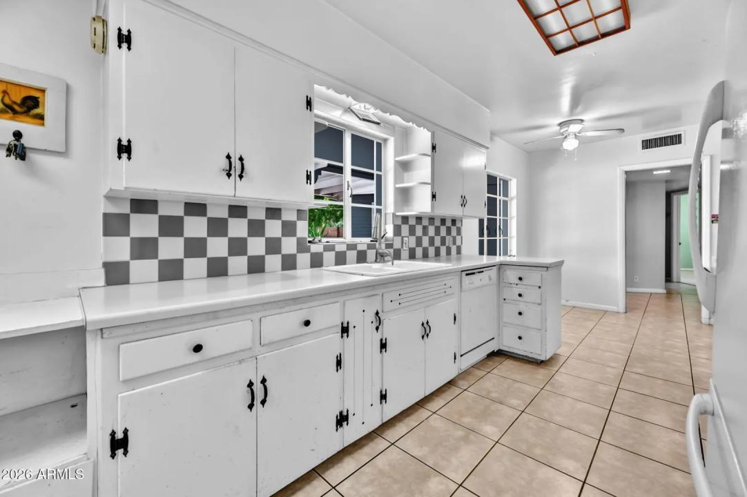 Real Estate Picture 12
