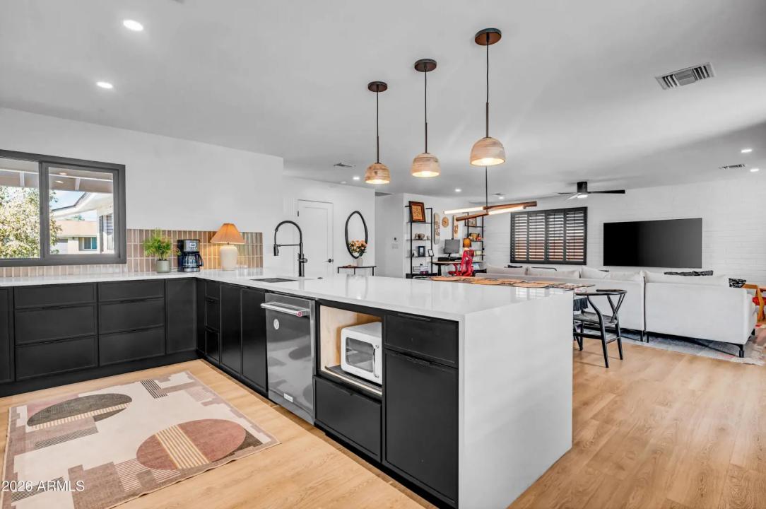 Real Estate Picture 10
