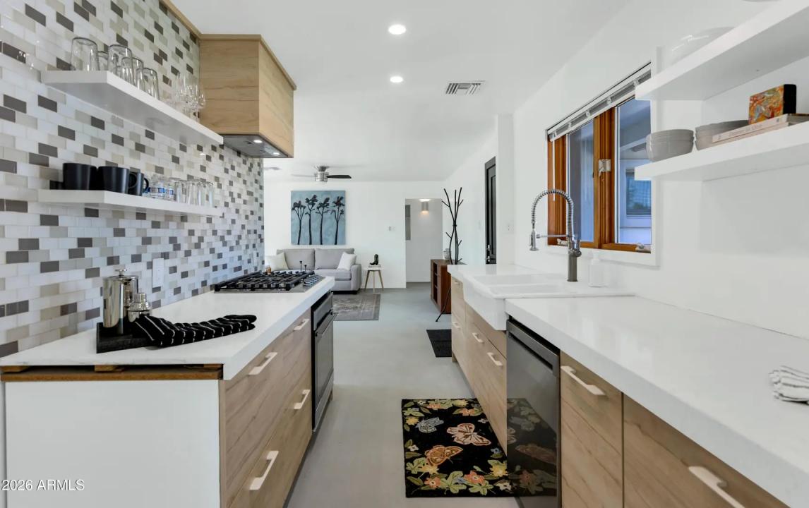 Real Estate Picture 11