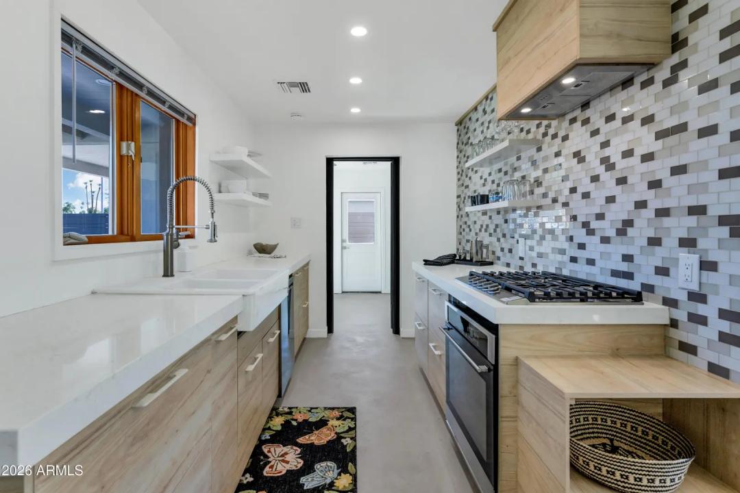 Real Estate Picture 12