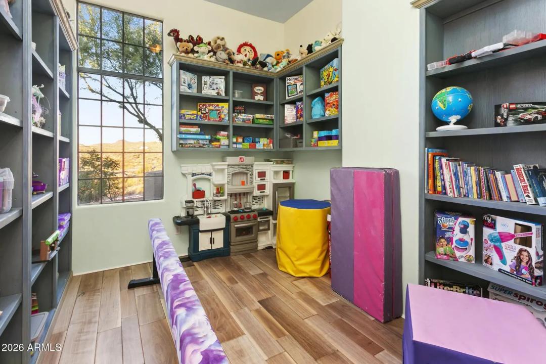 Real Estate Picture 11