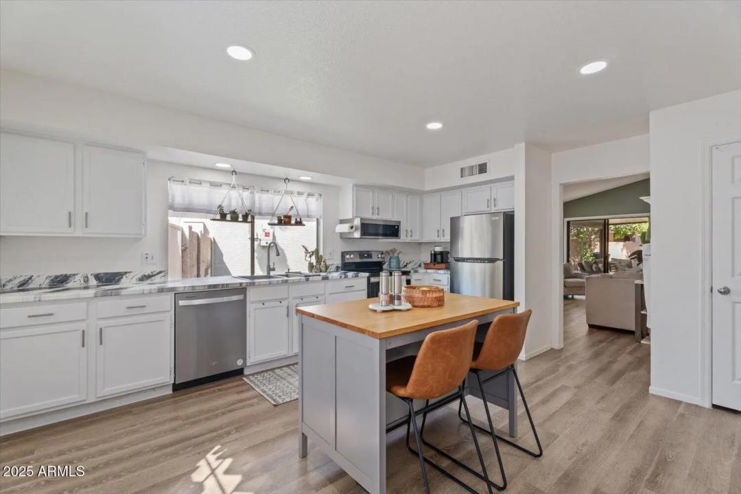 Real Estate Picture 4