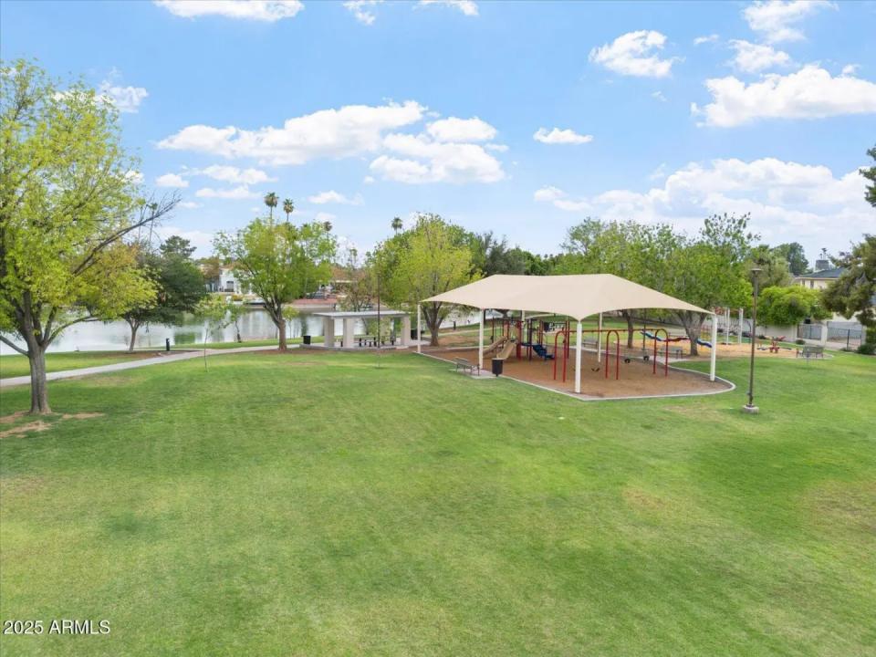 Real Estate Picture 24