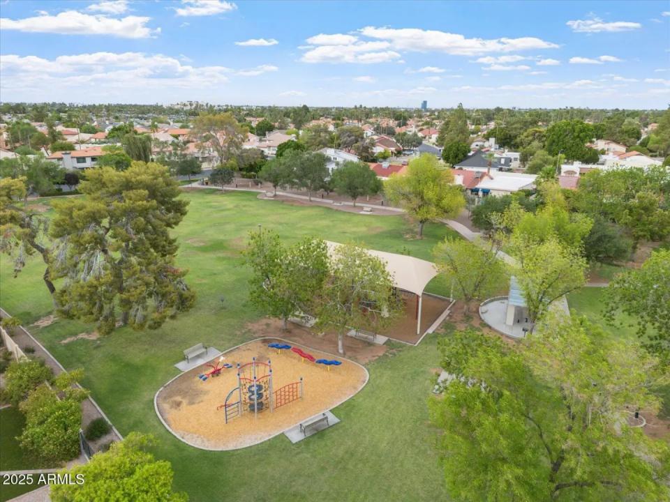 Real Estate Picture 25