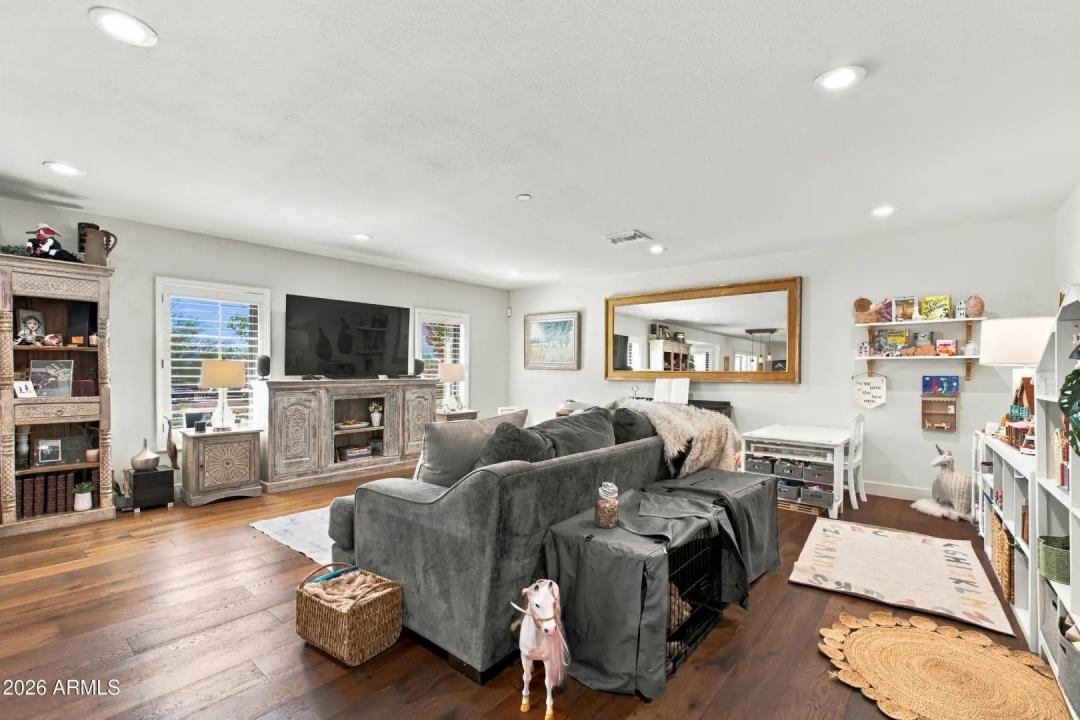 Real Estate Picture 11