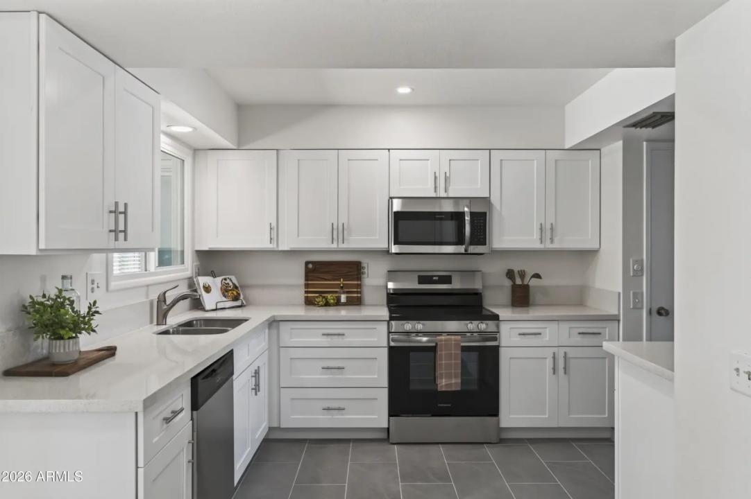 Real Estate Picture 9