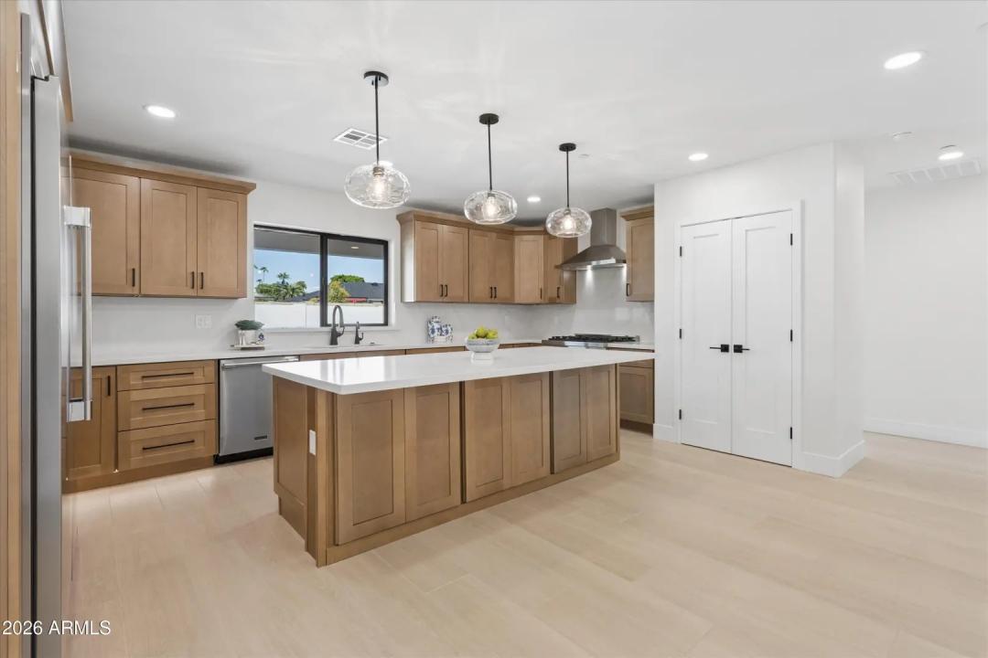 Real Estate Picture 8