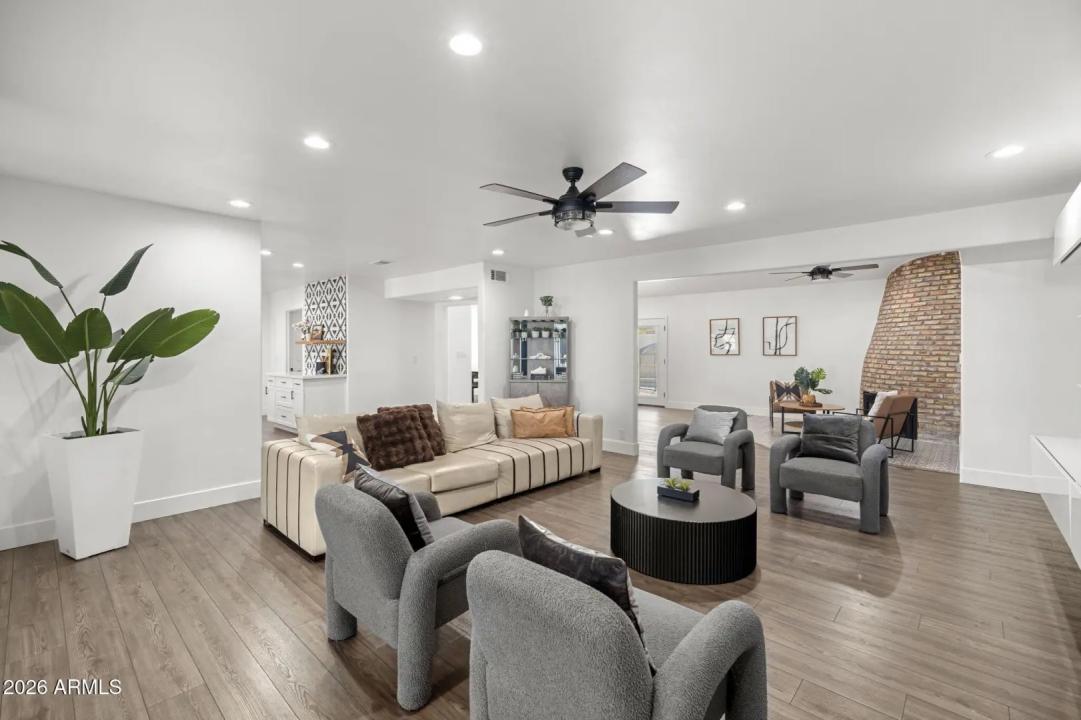 Real Estate Picture 4
