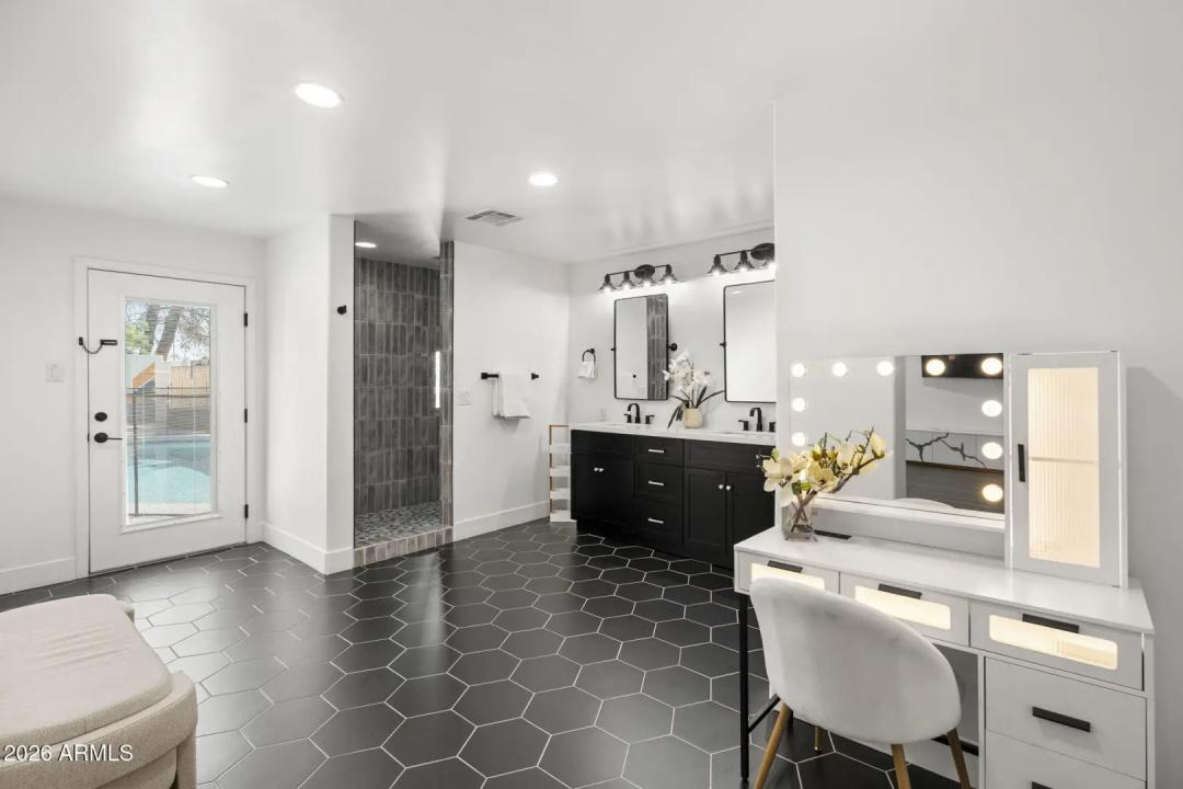 Real Estate Picture 13