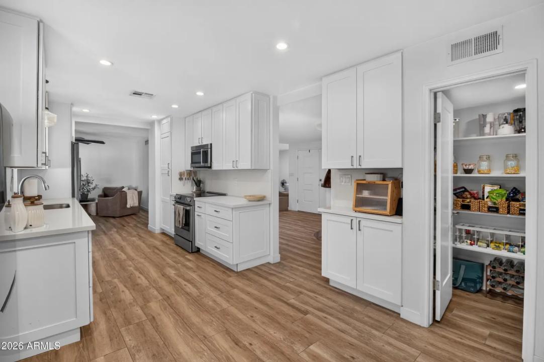 Real Estate Picture 9