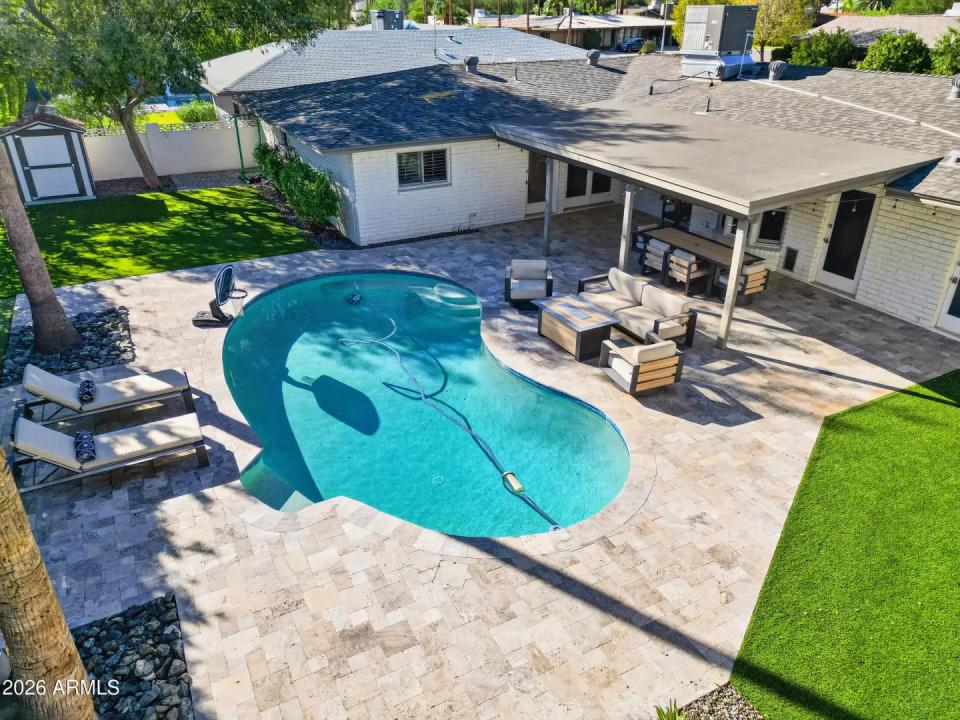 Real Estate Picture 3