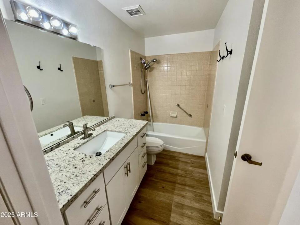 Real Estate Picture 14