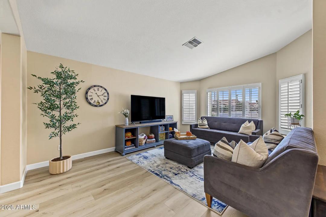 Real Estate Picture 11