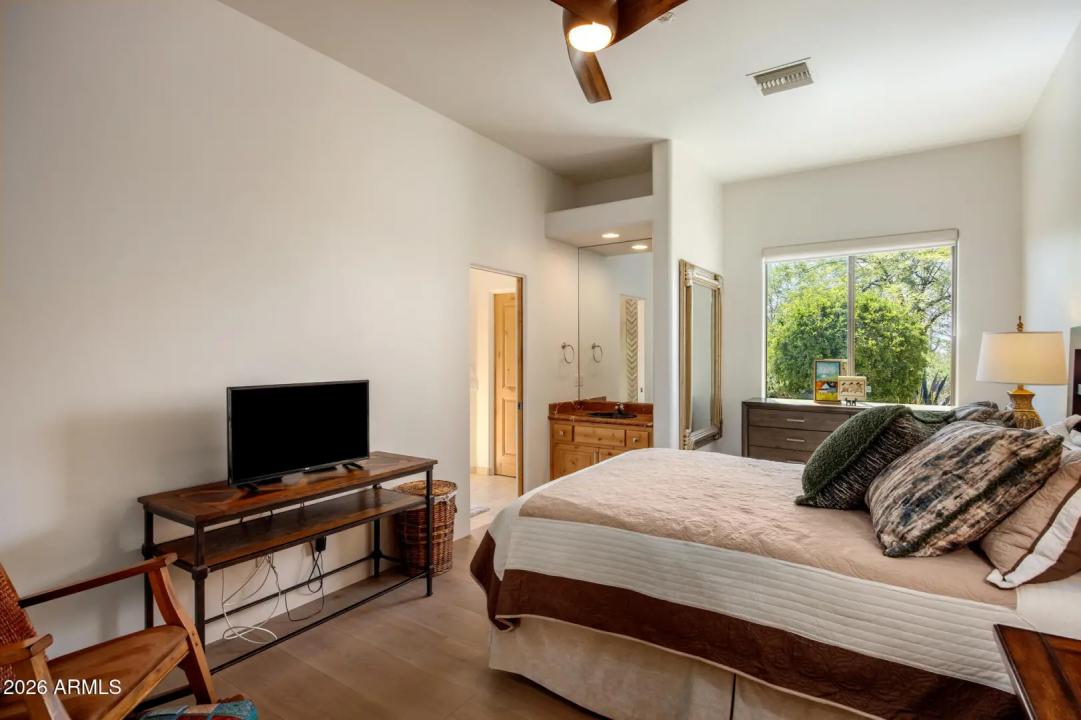 Real Estate Picture 25