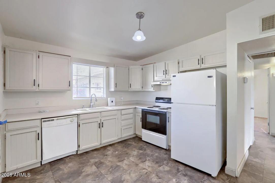 Real Estate Picture 4