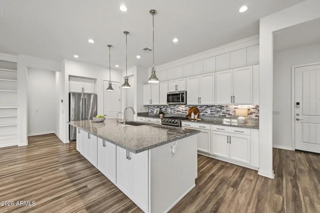 Real Estate Picture 14