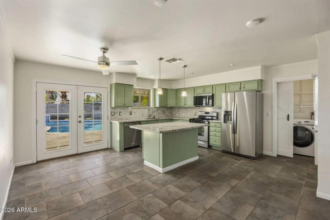 Real Estate Picture 3