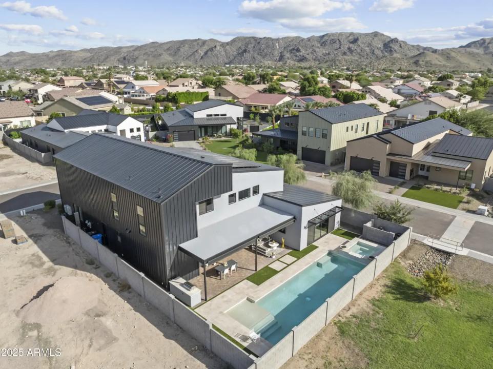 Real Estate Picture 4