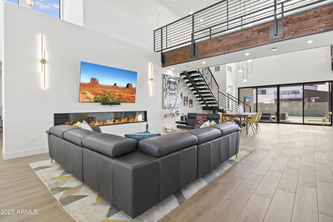Real Estate Picture 11