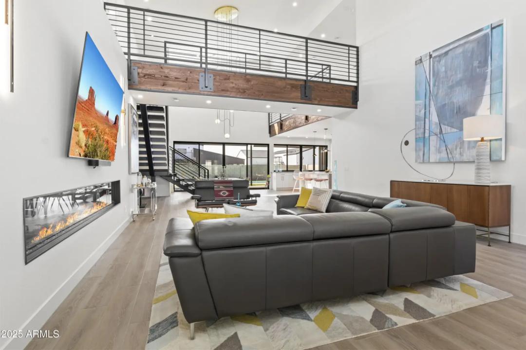 Real Estate Picture 12