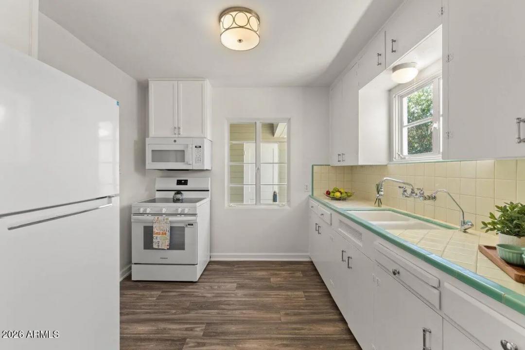 Real Estate Picture 11