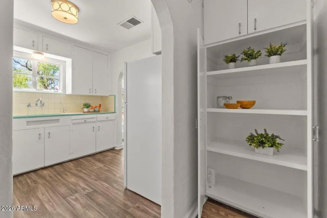 Real Estate Picture 12