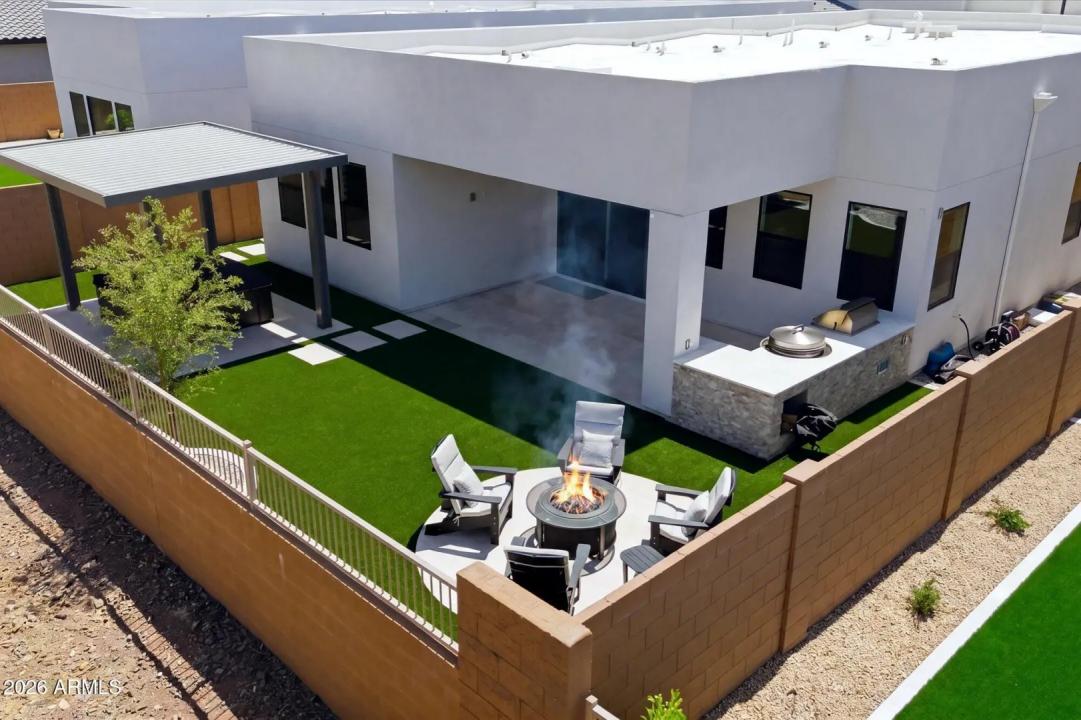 Real Estate Picture 4