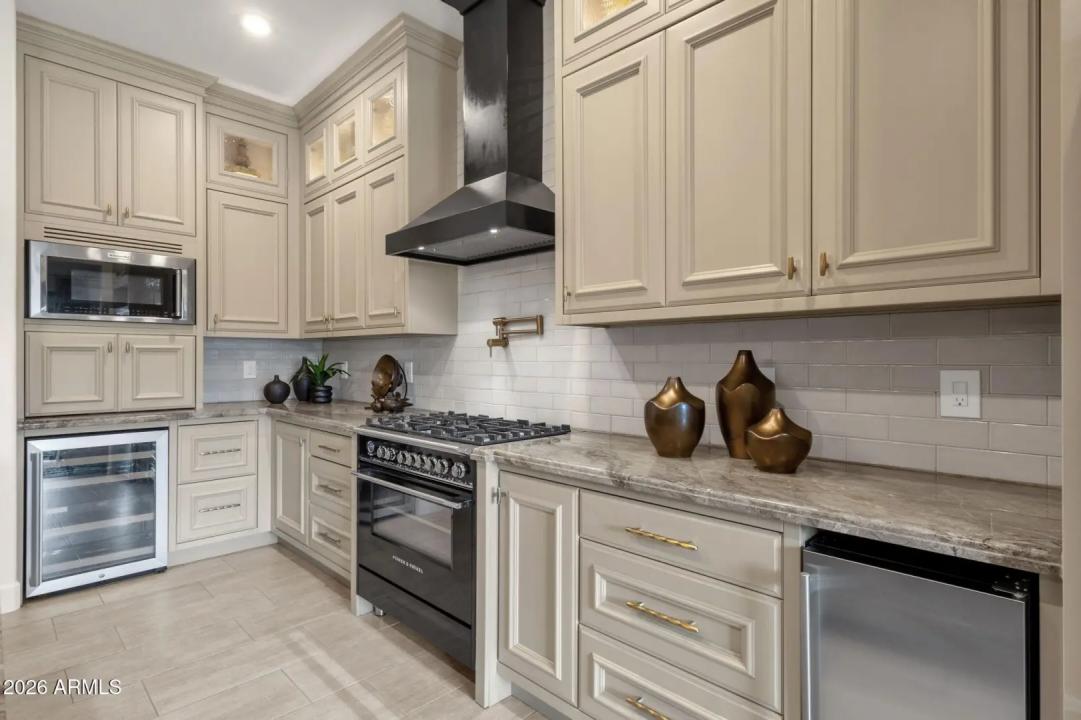 Real Estate Picture 14
