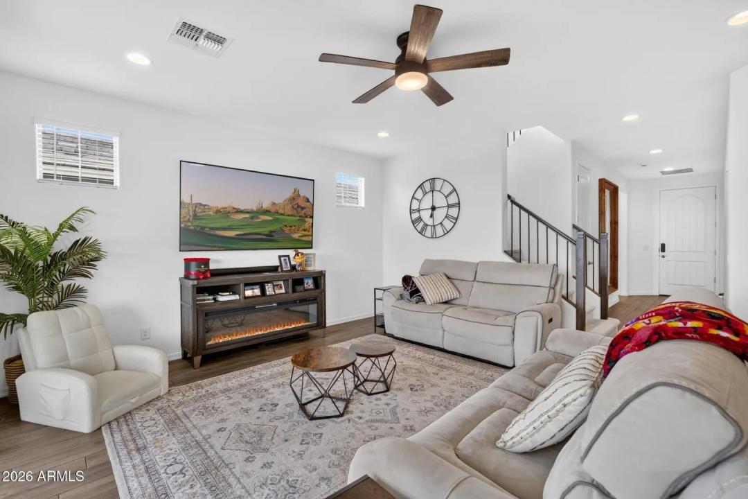 Real Estate Picture 4