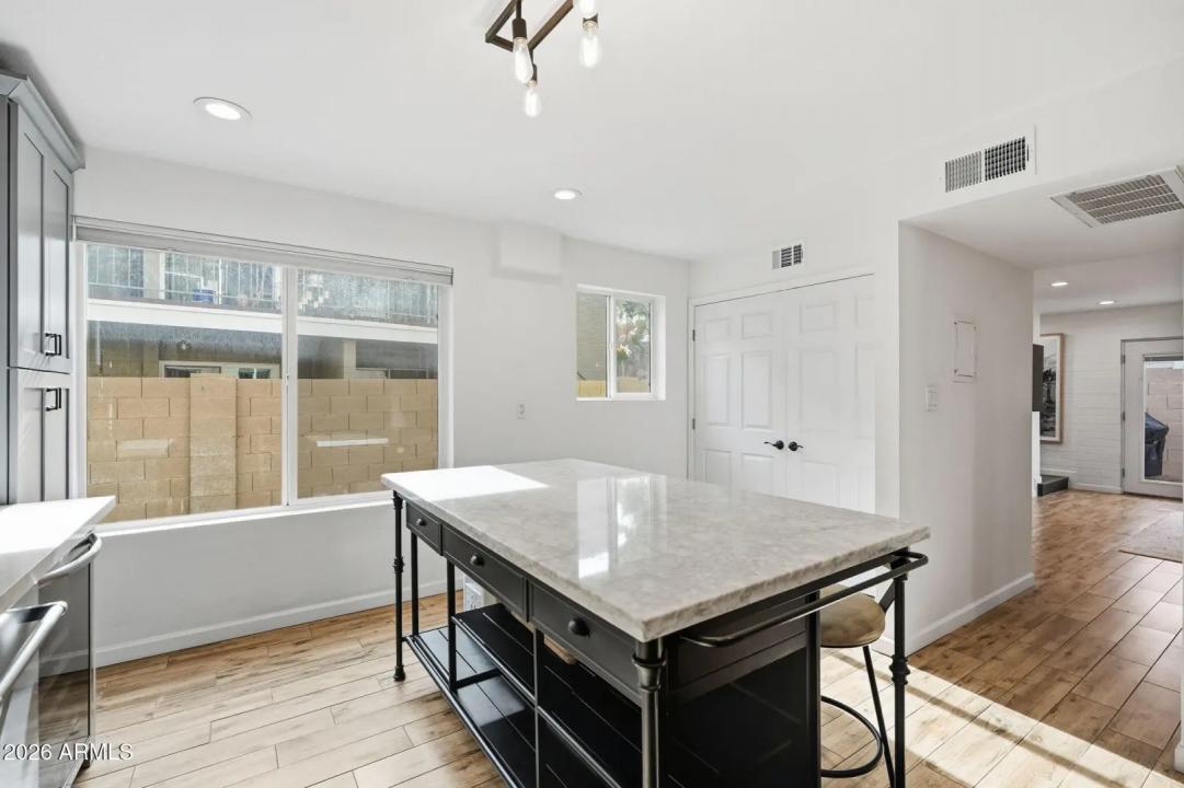 Real Estate Picture 8