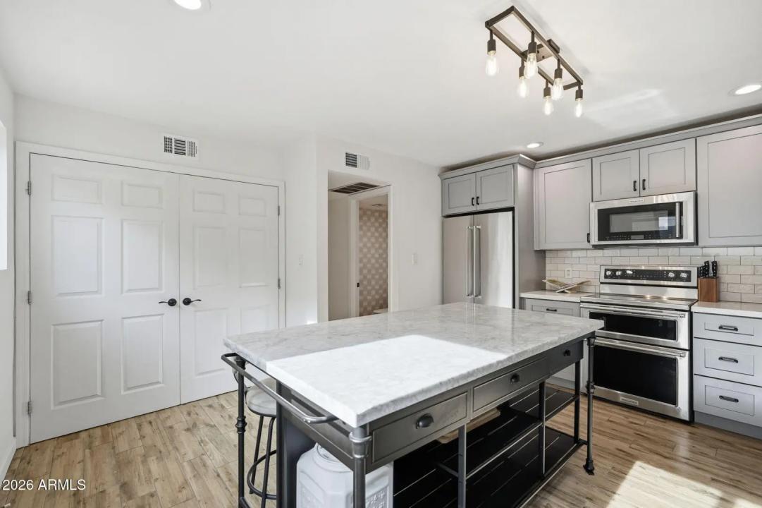 Real Estate Picture 7