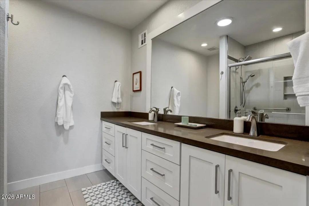 Real Estate Picture 14