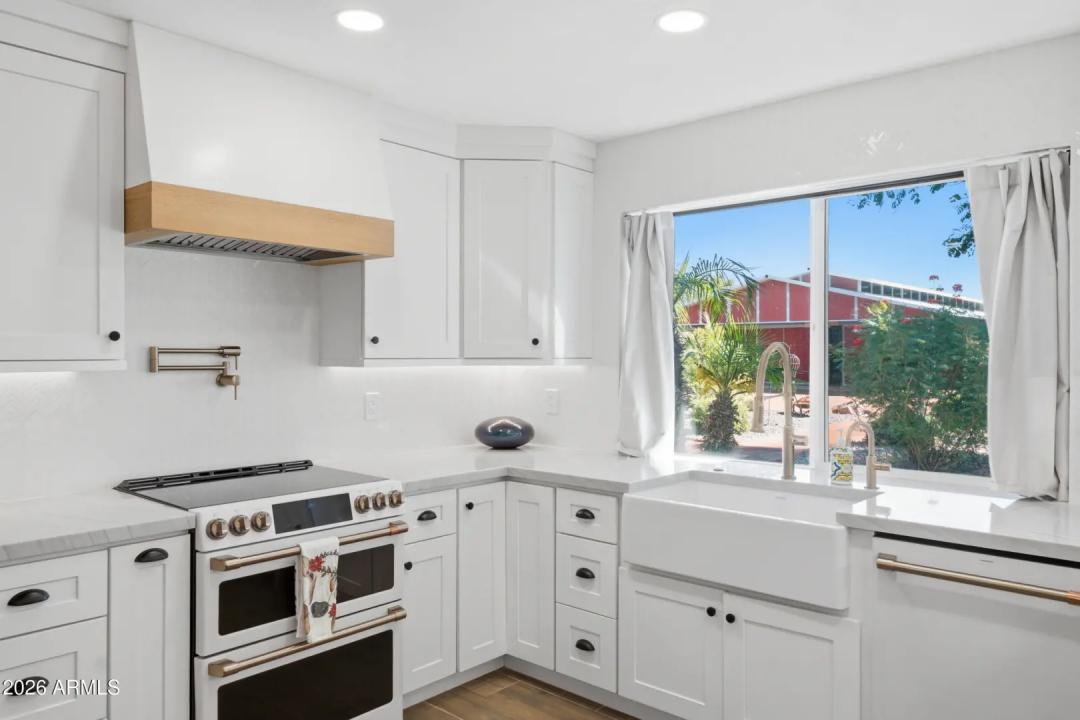 Real Estate Picture 9
