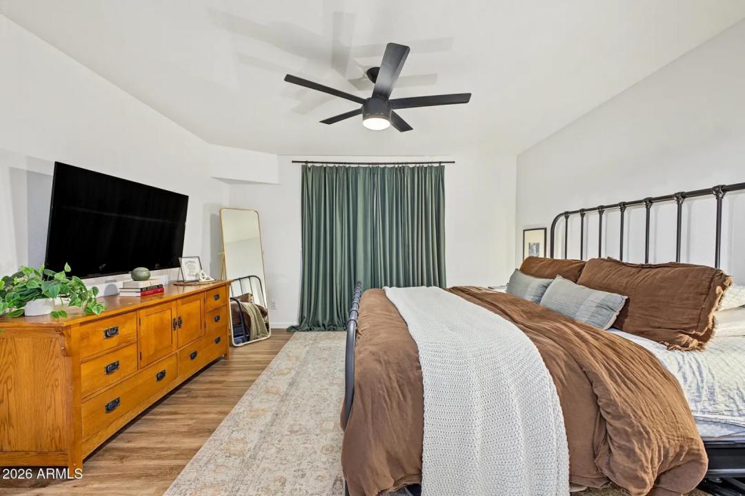 Real Estate Picture 4
