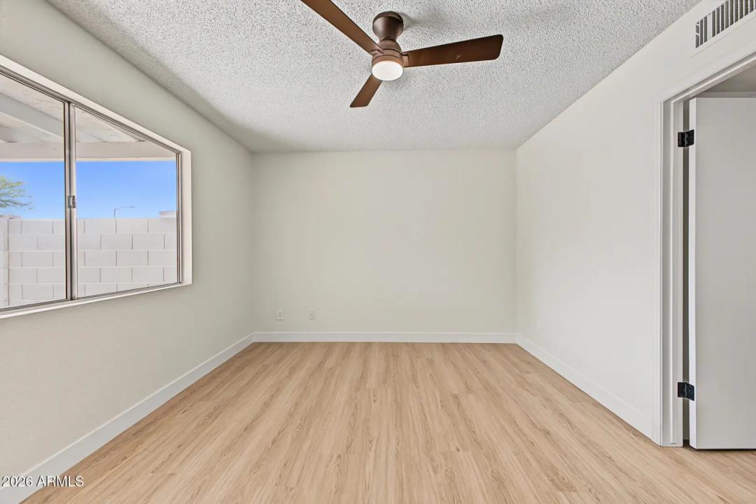 Real Estate Picture 14
