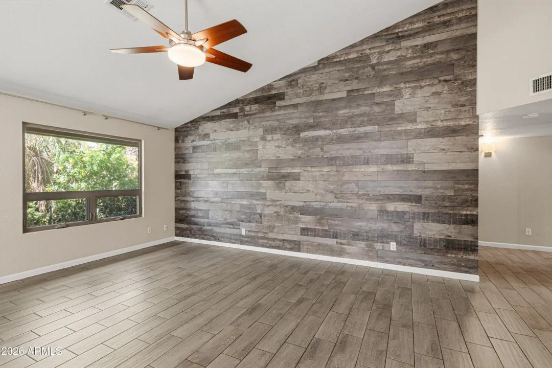 Real Estate Picture 4