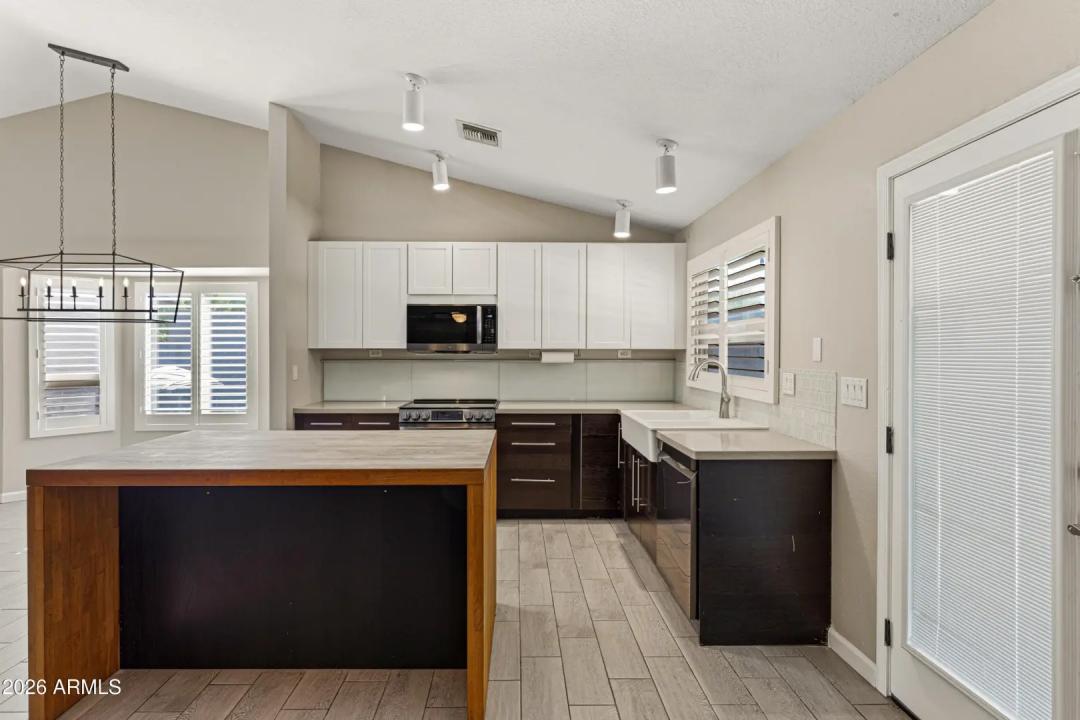 Real Estate Picture 7