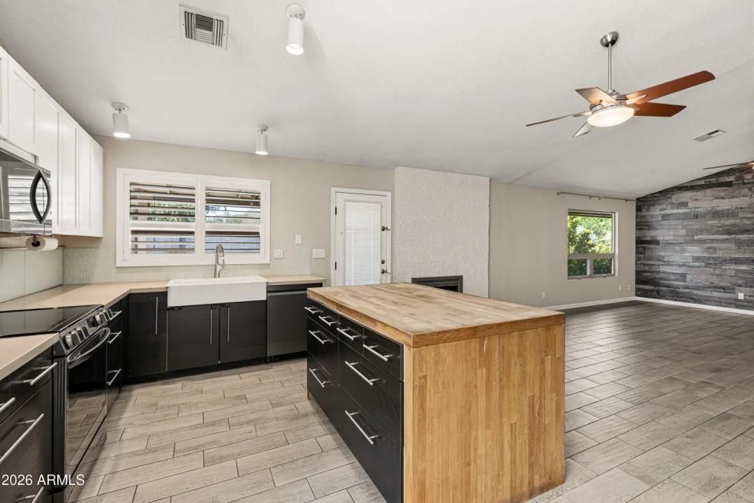 Real Estate Picture 8