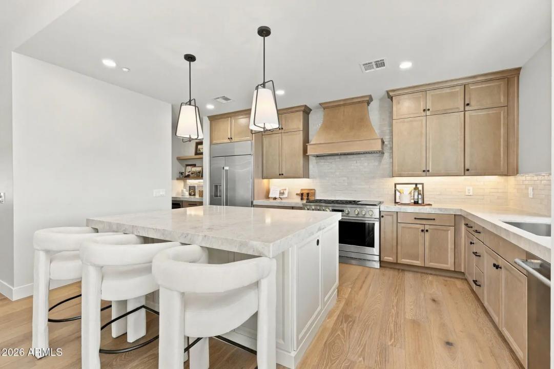 Real Estate Picture 4