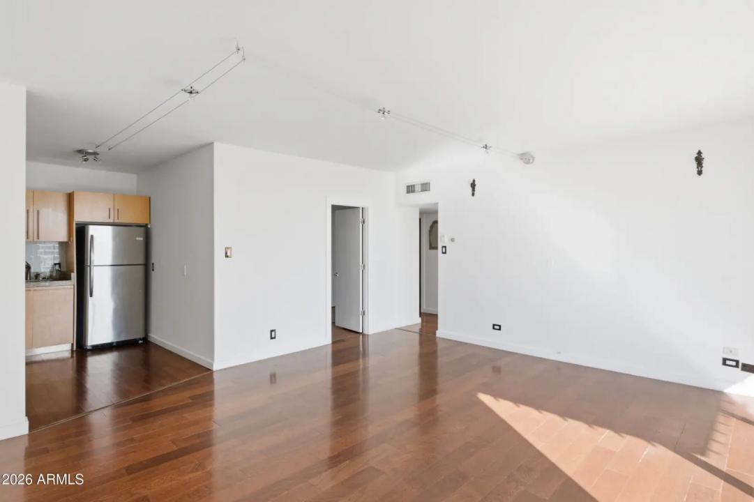 Real Estate Picture 4