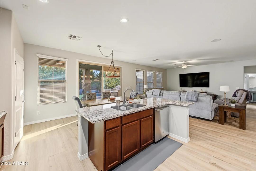 Real Estate Picture 12
