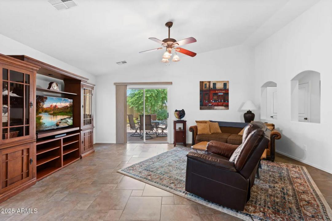 Real Estate Picture 4