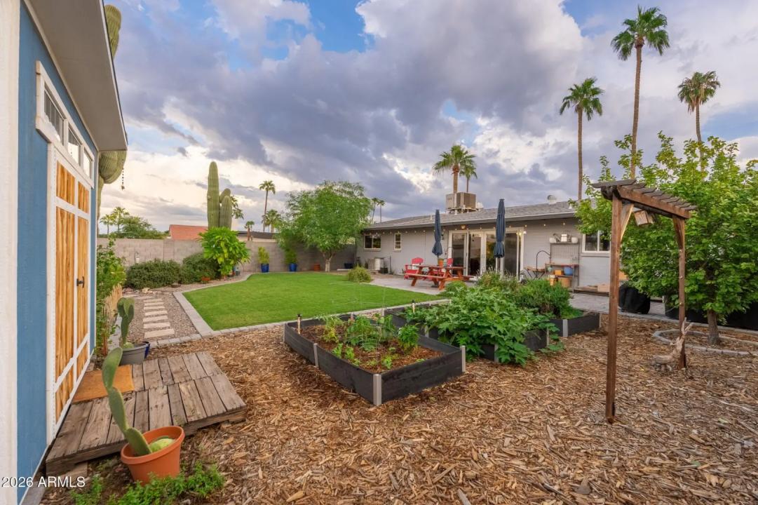 Real Estate Picture 6