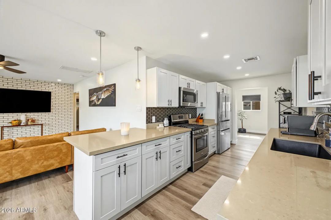 Real Estate Picture 16