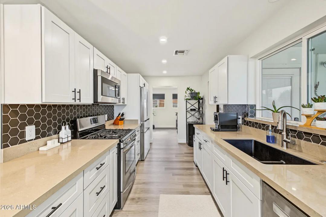 Real Estate Picture 17