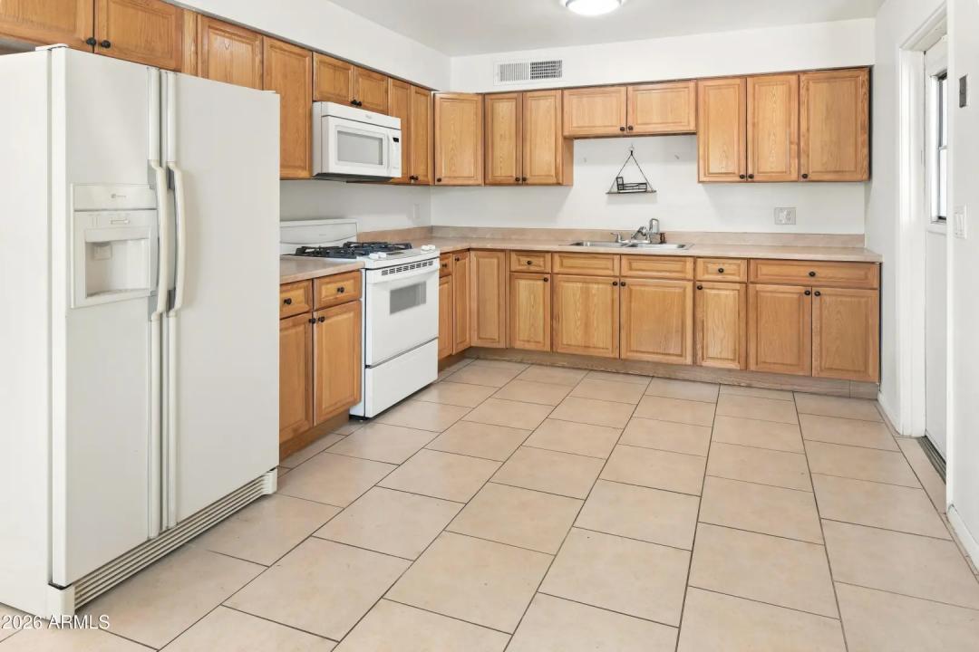 Real Estate Picture 3